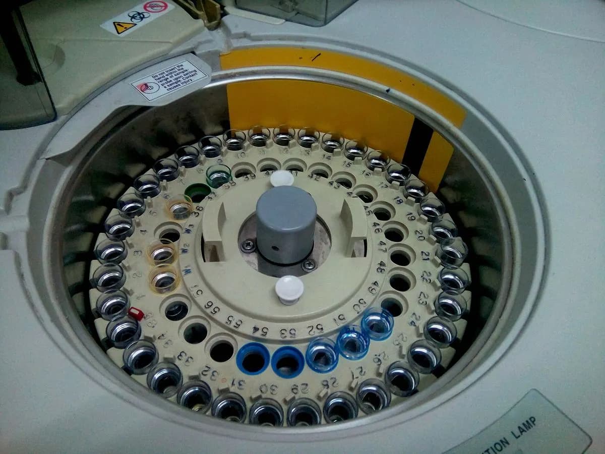 Automate de biochimie clinique : plateau de tubes d'échantillons en cours d'analyse