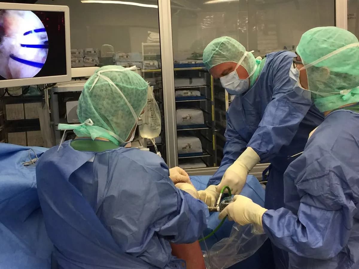 Arthroscopie du genou au bloc, écran de la colonne d'arthroscopie en arrière-plan