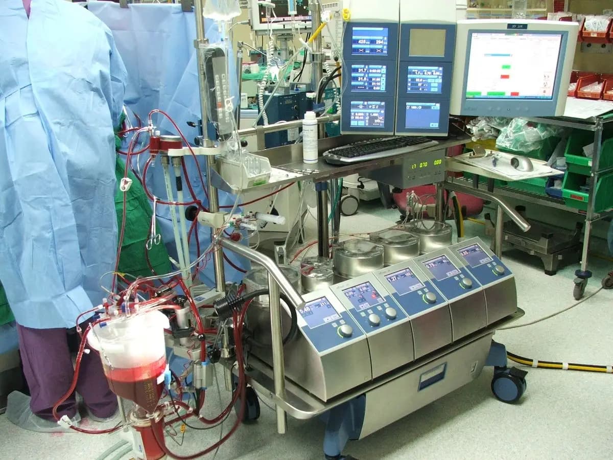 Machine de circulation extracorporelle (cœur-poumon artificiel) au bloc