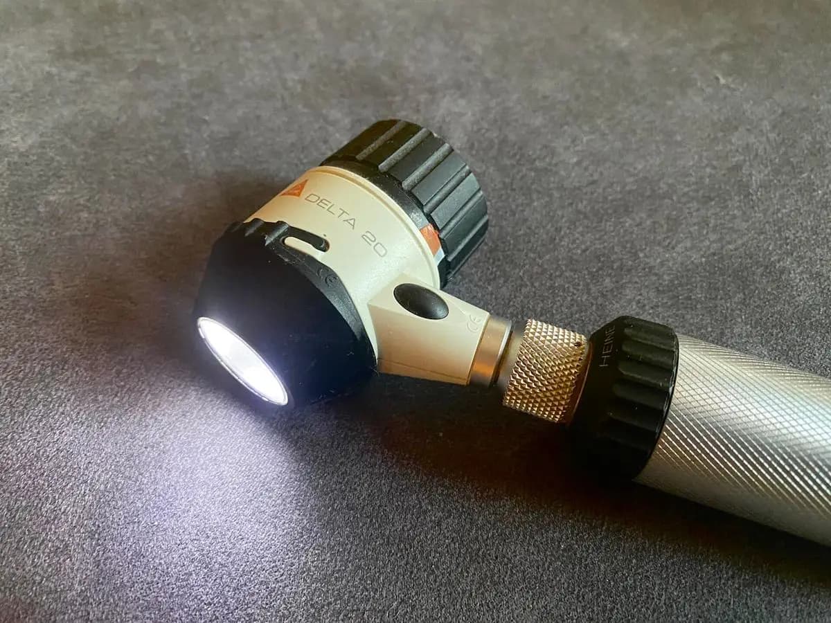 Dermatoscope optique de contact, source lumineuse allumée