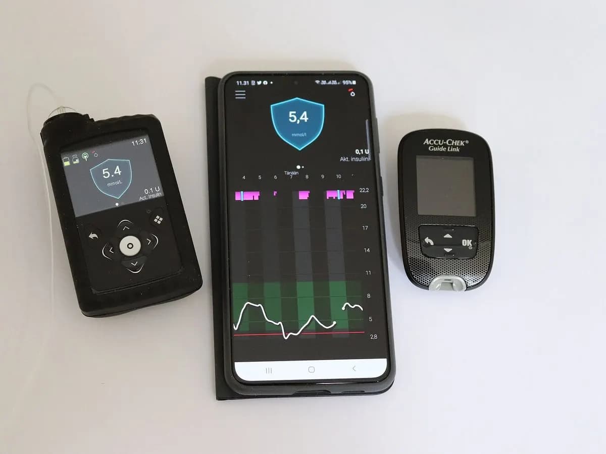 Pompe à insuline, application de mesure continue du glucose et lecteur de glycémie