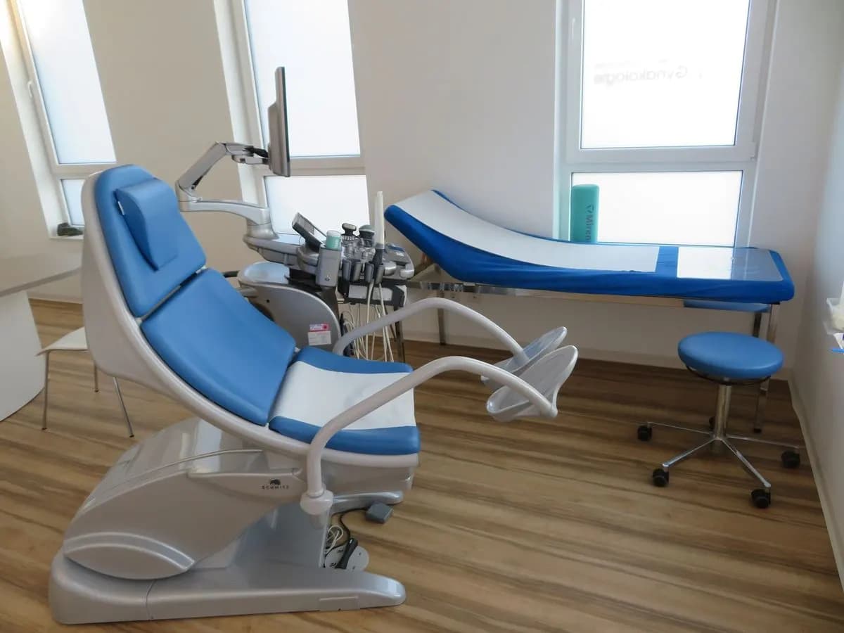Fauteuil d'examen gynécologique avec échographe dans une salle de consultation