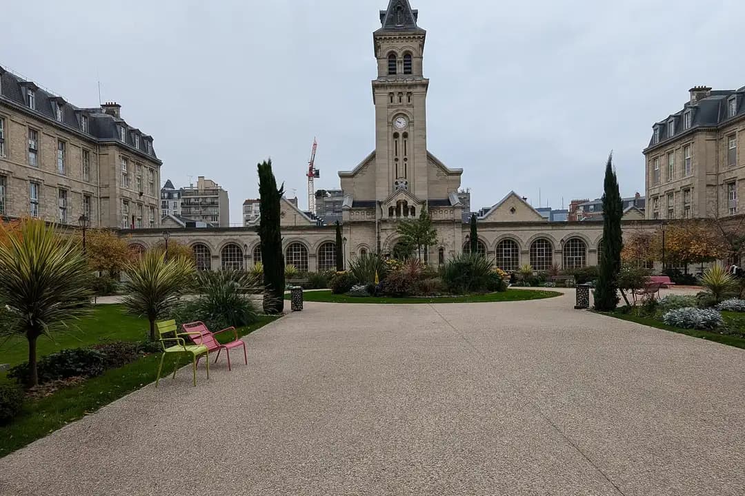 Cour principale de l'hôpital Tenon à Paris, jardin et chapelle