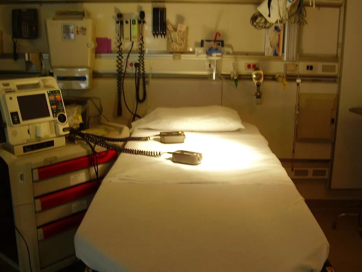 Salle de déchocage d'un service d'urgences, brancard prêt et moniteurs