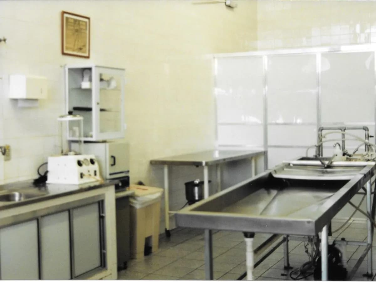Salle d'autopsie d'un institut médico-légal, tables en inox