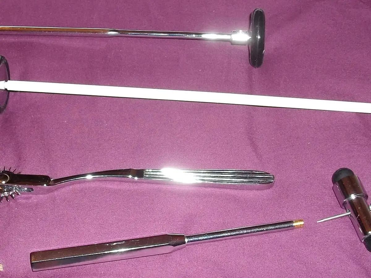 Marteaux à réflexes et roulette de Wartenberg pour l'examen neurologique