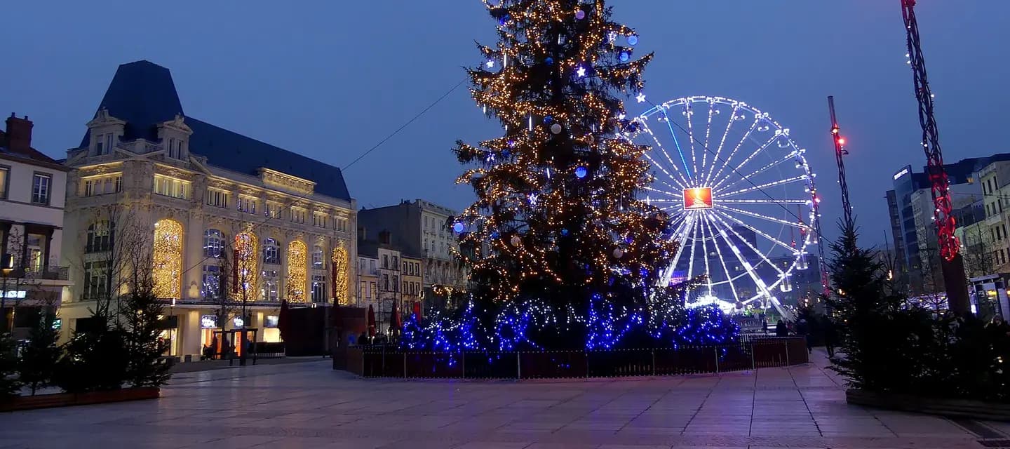 Place de Jaude de Clermont-Ferrand en soirée (décembre 2018) : vue de Clermont-Ferrand