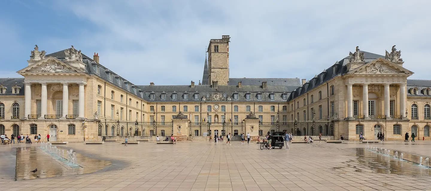 Dijon - Palais des Ducs et des États de Bourgogne - 01 : vue de Dijon