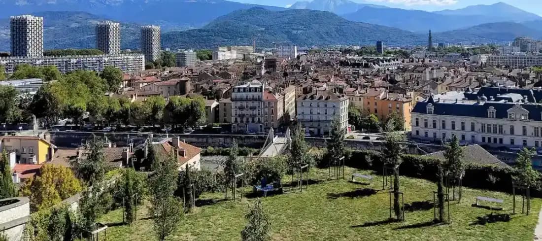 Grenoble et les tours de l'Île Verte depuis le musée dauphinois : vue de Grenoble