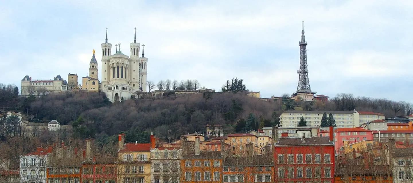 Quais de Saône, Fourvière et antenne à Lyon : vue de Lyon