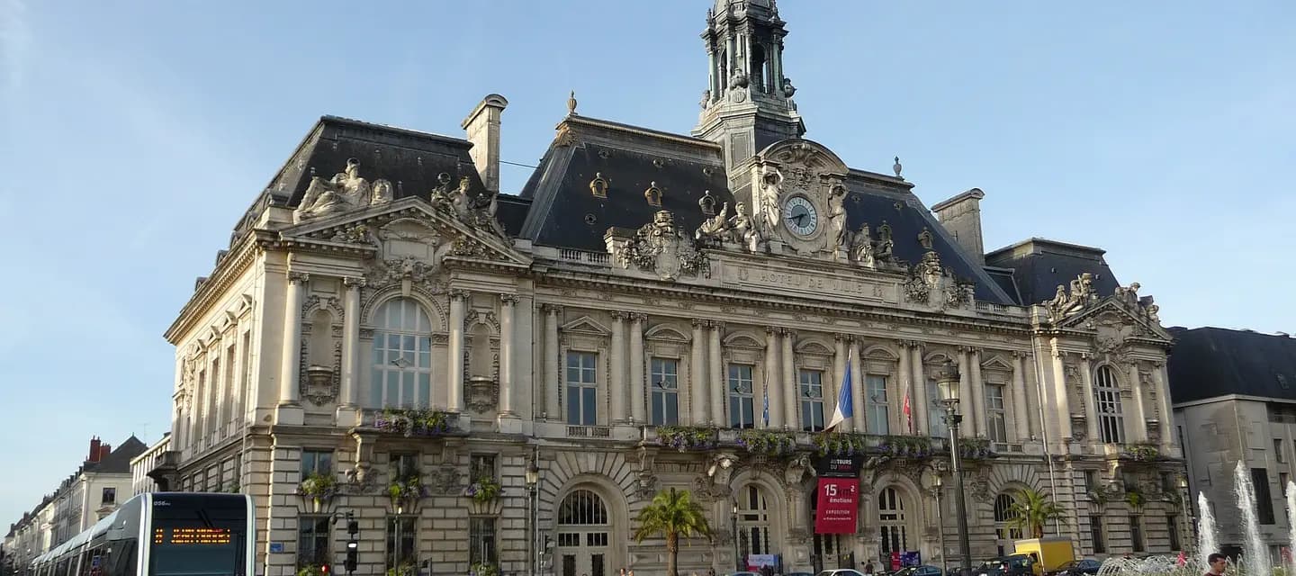 Tram et hôtel de ville de Tours : vue de Tours