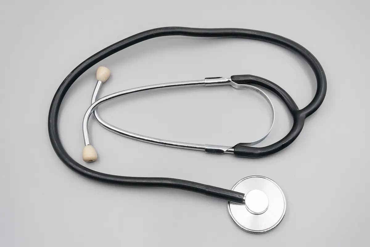 Stéthoscope posé sur un fond clair