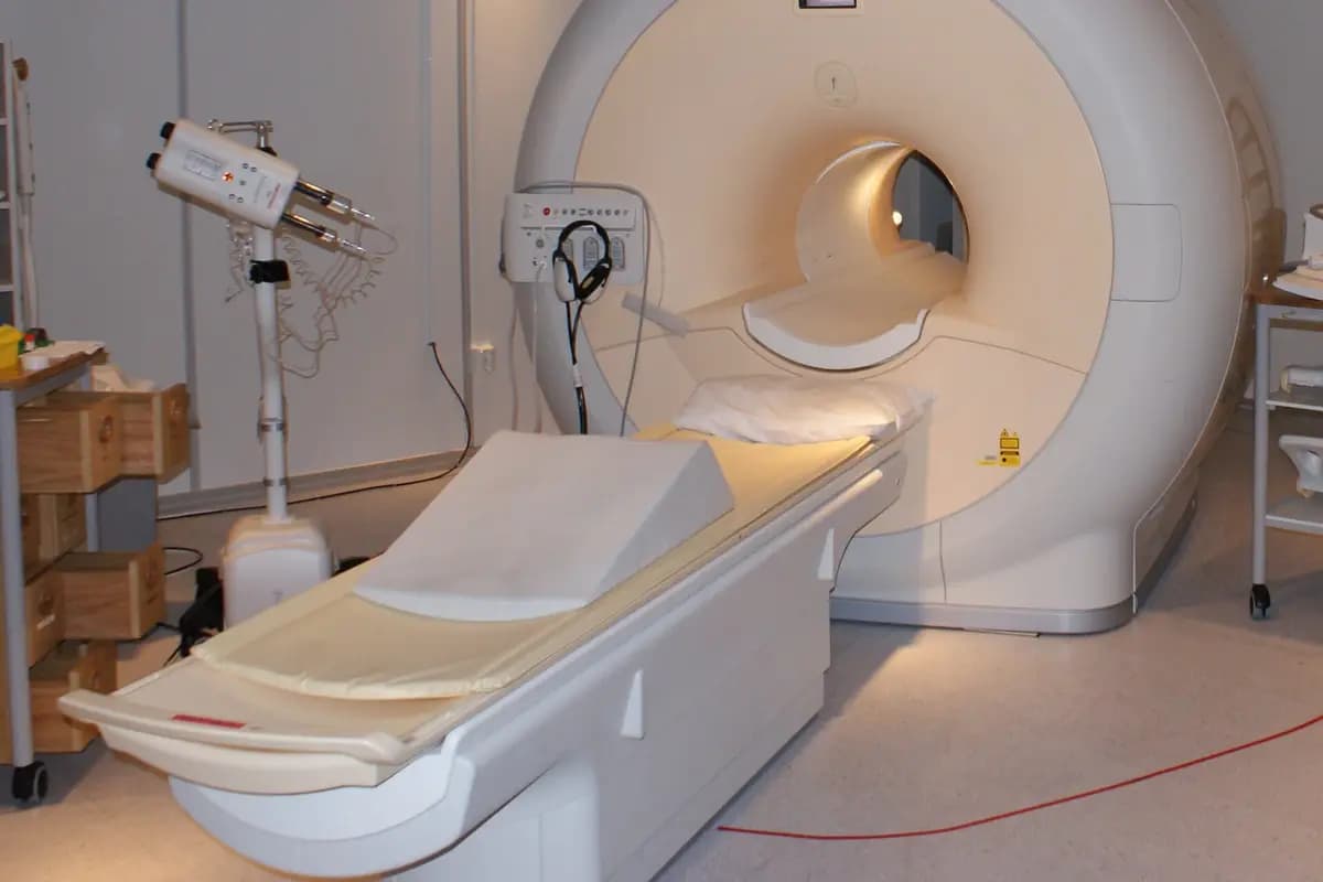 Salle d'IRM avec l'anneau de l'appareil et sa table