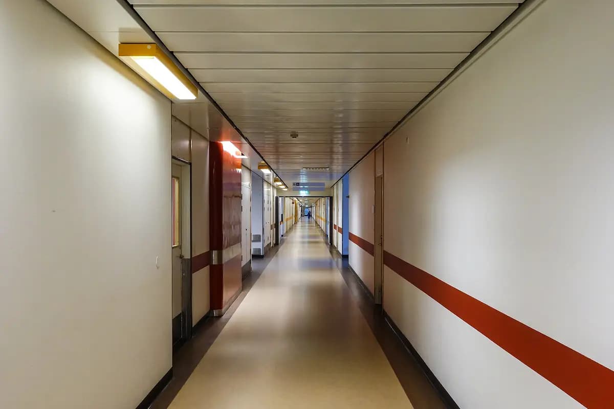 Long couloir d'hôpital lumineux et vide