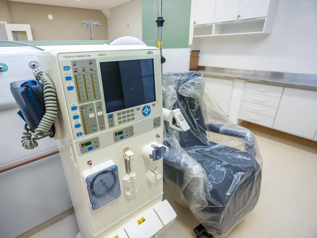 Générateurs d'hémodialyse et fauteuils dans un centre de dialyse