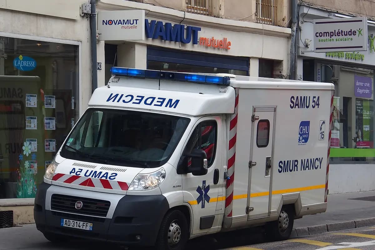 Véhicule SMUR du SAMU 54 garé dans une rue de Nancy