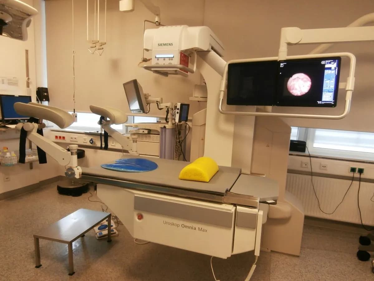 Salle d'endo-urologie : table de cystoscopie et écran d'endoscopie